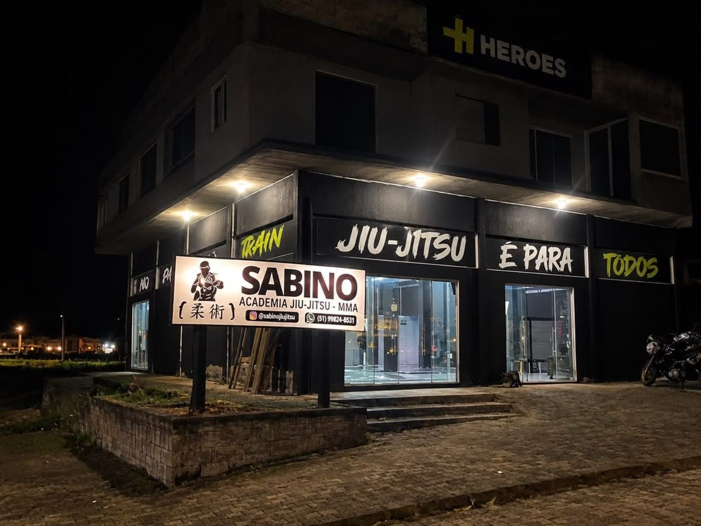 Fachada da Sabino Academia no centro de Três Cachoeiras