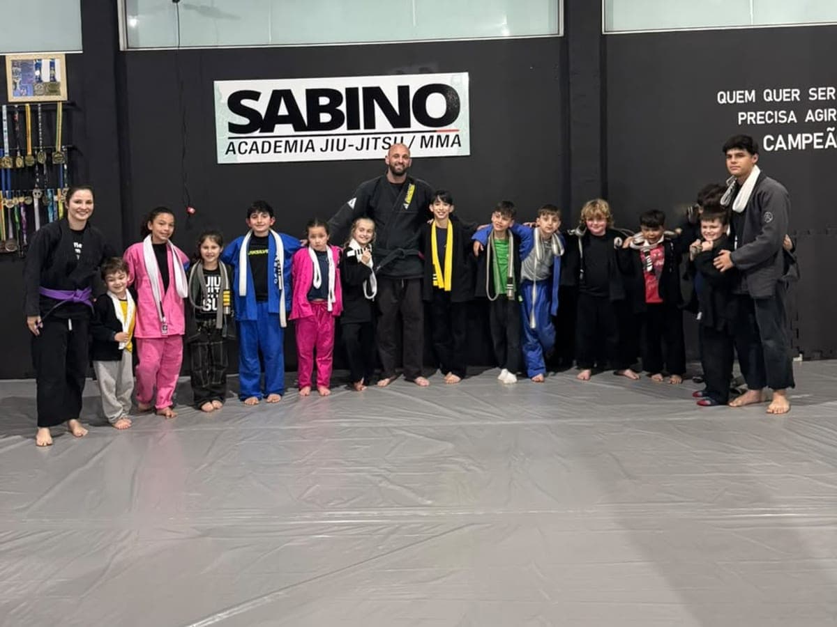 Crianças em aula de Jiu-Jitsu infantil na Sabino Academia